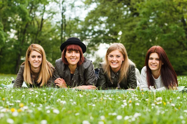 Girls resting in park — Stock Photo, Image