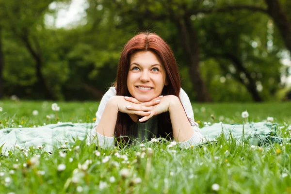 Young girl in park — Stock Photo, Image