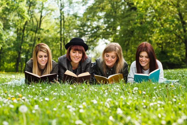 Meninas no parque leitura de livros — Fotografia de Stock