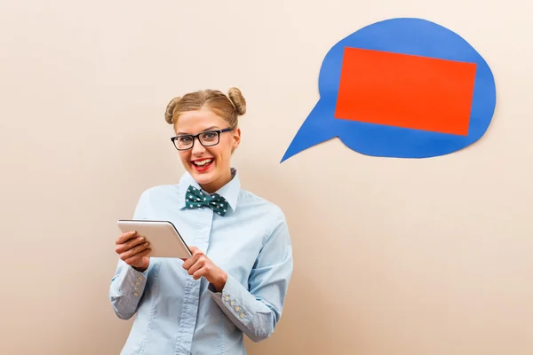 Chica joven con tableta digital — Foto de Stock