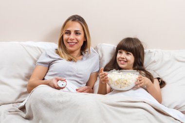 Anne ve kızı tv izleme