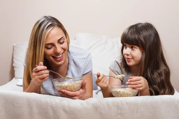 Matka i córka jedzą śniadanie — Zdjęcie stockowe