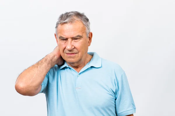 Старший мужчина страдает от боли в шее — стоковое фото