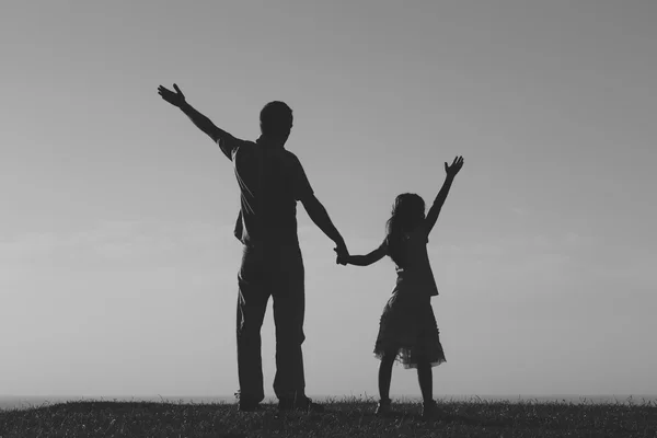 Gelukkig vader met meisje in de natuur — Stockfoto