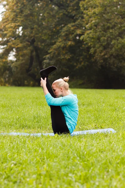 公园里练习瑜伽的女人 — 图库照片