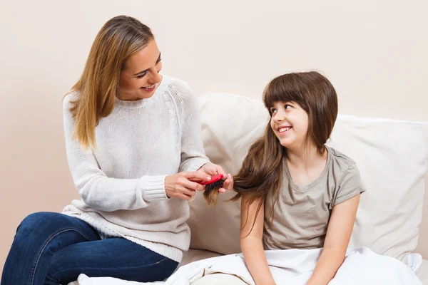 Madre pettinatura figlie capelli — Foto Stock