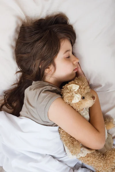 Klein meisje slapen in bed — Stockfoto