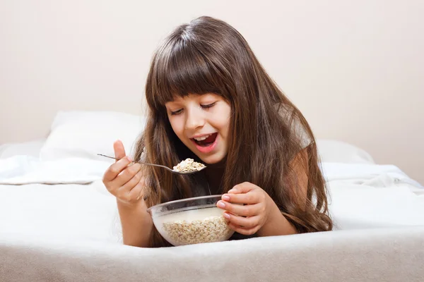 Klein meisje eten ontbijt — Stockfoto