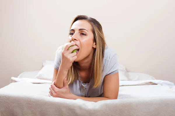 Frau isst Apfel — Stockfoto