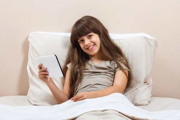 Dijital tablet ile küçük kız — Stok fotoğraf