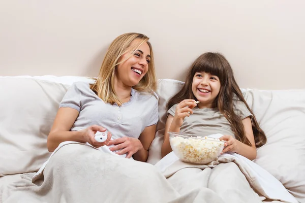 Mãe e filha assistindo TV — Fotografia de Stock