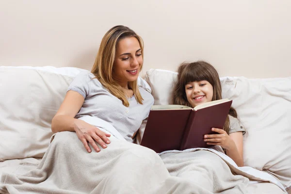 Mutter und Tochter lesen Buch — Stockfoto