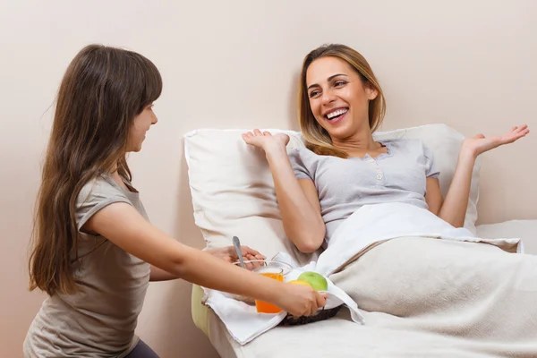 Ragazza che porta la colazione alla madre — Foto Stock