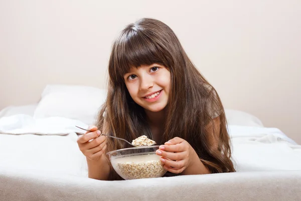 Küçük kız yemek kahvaltı — Stok fotoğraf