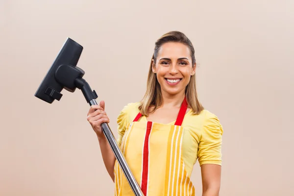 Ama de casa joven con aspiradora — Foto de Stock