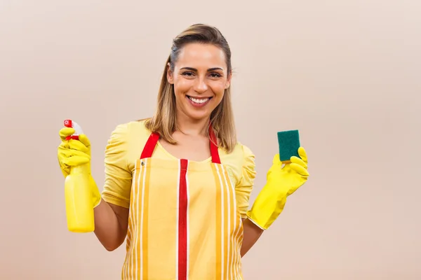 Jovem dona de casa com equipamento de limpeza — Fotografia de Stock