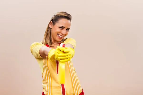 Joven ama de casa limpieza con spray —  Fotos de Stock