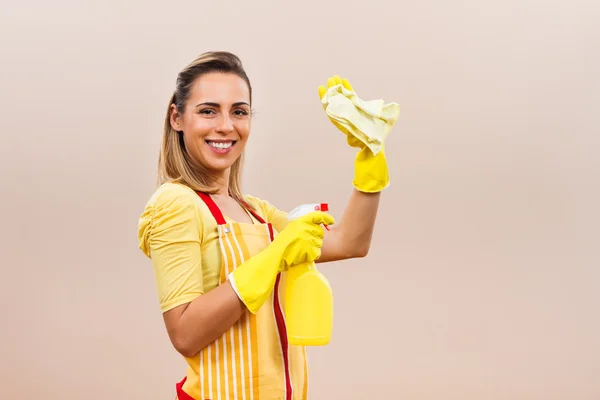 Ama de casa joven con spray de limpieza — Foto de Stock