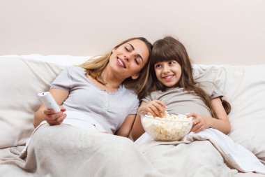 Anne ve kızı tv izleme