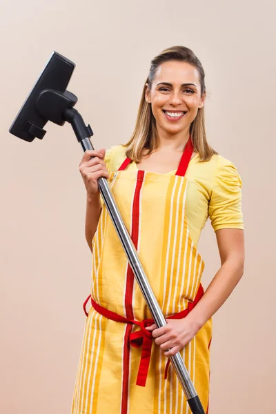 Junge Hausfrau mit Staubsauger — Stockfoto