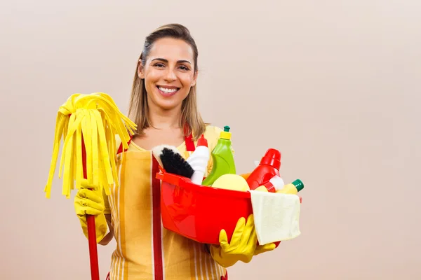 Молодая домохозяйка с оборудованием для чистки — стоковое фото