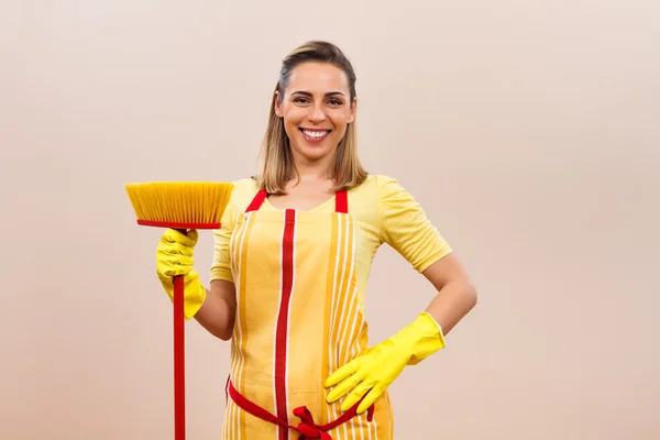 Jovem sorridente dona de casa — Fotografia de Stock