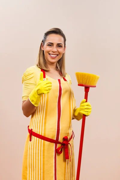 Jovem dona de casa mostrando ok — Fotografia de Stock