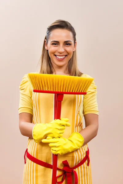 Junge Hausfrau mit Besen — Stockfoto