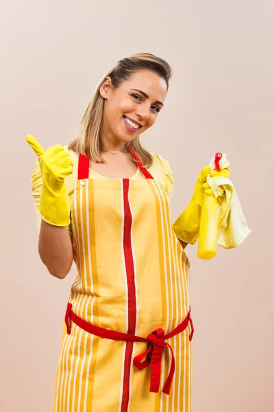 Jovem dona de casa com spray de limpeza — Fotografia de Stock