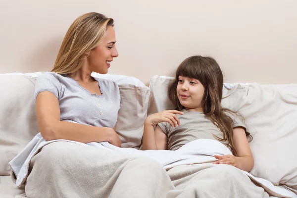 Mãe e filha falando na cama — Fotografia de Stock