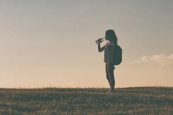 自然界の少女は — ストック写真