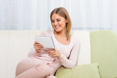 kadın evde tablet ile