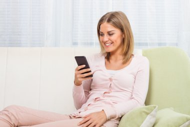 Cep telefonu kullanan kadın