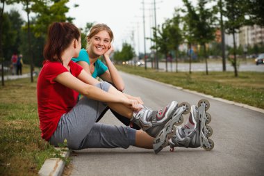 iki kız silindir biniciler