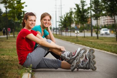 iki kız silindir biniciler