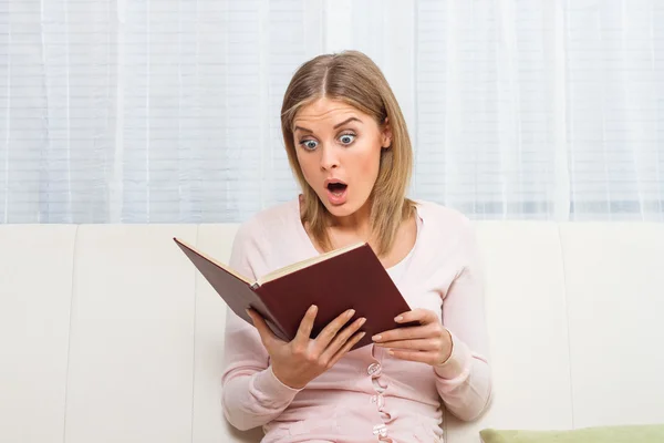 Mulher chocada leitura livro — Fotografia de Stock