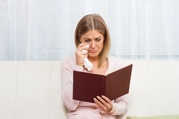 Mujer leyendo libro y llorando —  Fotos de Stock