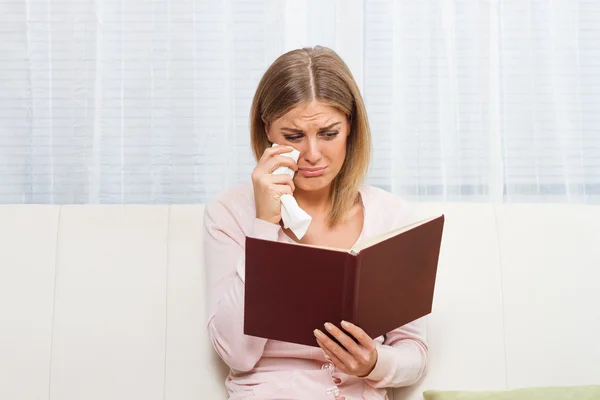 Vrouw leesboek en huilen — Stockfoto