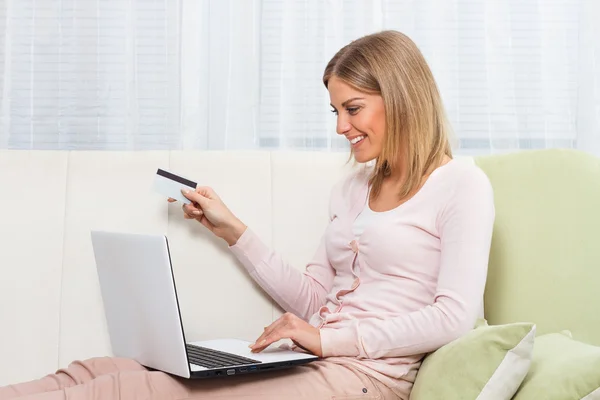 Vrouw winkelen online — Stockfoto