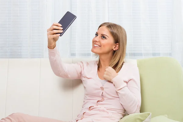 Mulher tomando selfie com telefone — Fotografia de Stock