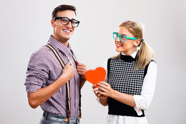 Mujer dando corazón al hombre —  Fotos de Stock