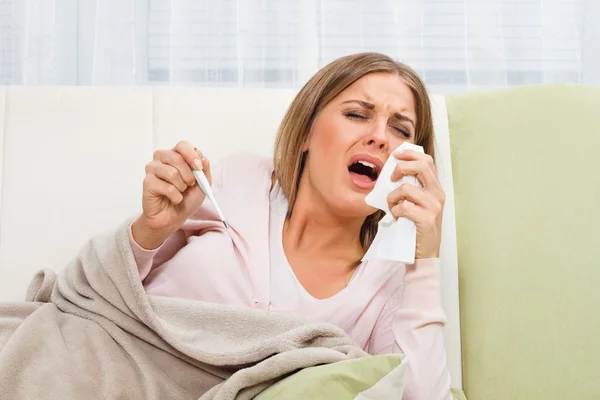 Zieke vrouw met thermometer — Stockfoto