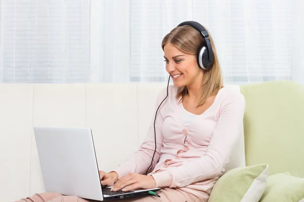 Kobieta z laptopem i słuchawkami — Zdjęcie stockowe