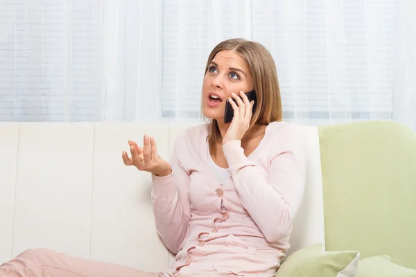 Žena hovoří na mobilním telefonu — Stock fotografie