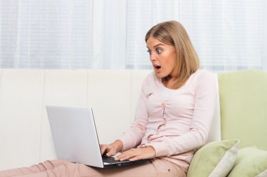 Dizüstü bilgisayarı olan genç kadın