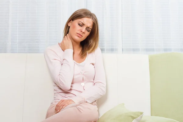 Mulher tem dor no pescoço — Fotografia de Stock