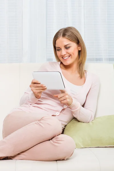 Vrouw die digitale tablet gebruikt — Stockfoto