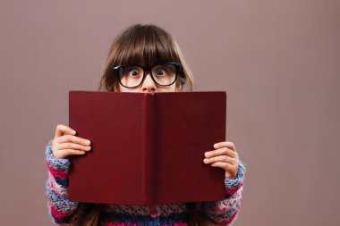 kitap küçük inek kız