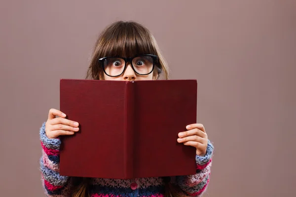 Liten nörd flicka med bok — Stockfoto
