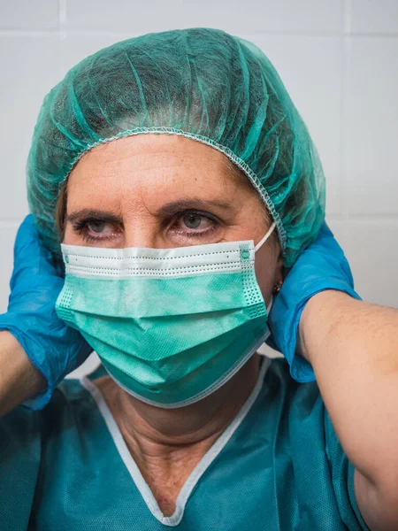 Portrait Healthcare Professional Woman Protection Covid Putting Her Mask — Stock Photo, Image